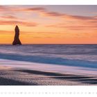 MÄRZ 01 02 03 04 05 06 **07** 08 09 10 11 12 13 14 15 16 17 18 19 20 21 22 23 24 25 26 27 28 **29** 30 31. Ein Felsen im Meer, Sonnenaufgang.