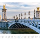 03, Pont Alexandre III, Paris, Frankreich. Ein aufwändig verzierter Brückenbogen mit goldenen Statuen und Laternen.
