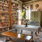 Zitat: "Einem Haus eine Bibliothek hinzuzufügen heißt, dem Haus eine Seele zu geben." Bibliothek mit Holzmöbeln.