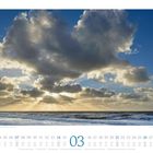 Kalendarium mit Zahlen für März, darunter Wolken, Sonnenstrahlen und Meer bei Sylt, Schleswig-Holstein, Deutschland.