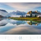 03, Märzkalender mit Naturfotografie: Spiegelsee, Nebel, Berge, herbstliche Bäume, Hütte und ruhige Landschaft.