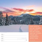 Zitate von Thich Nhat Hanh: "Jeden Atemzug [...] Gelassenheit gefüllt sein." Drunter Wochentage; Bild mit Sonnenuntergang und verschneiten Bergen.