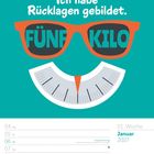 Kalenderseite: "Ich habe Rücklagen gebildet. FÜNF KILO." Illustration mit Sonnenbrille und Waage. Januar 2027.