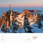 01. Woche, Januar 2027. Gipfelkreuz auf dem Hochfelln - Bayern. Schneebedeckte Berglandschaft bei Sonnenuntergang.