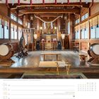 Kalender, 1. Woche Januar. Mo 04, Di 05, Mi 06 Heilige Drei Könige. Japanischer Shinto-Schrein innen mit Trommeln.