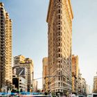 Kalender für März mit dem Flatiron Building. Unten Wochentage und wichtige Daten. Taxi fährt im Vordergrund vorbei.