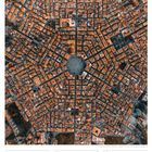 Kalendarium: 4. bis 10. Januar 2027. Ansicht einer Stadt aus der Luft, mit einem zentralen Hexagon-Platz.