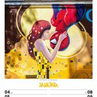 "Januar" in gelber Schrift. Illustration zeigt einen Kuss zwischen einer Frau und einer kopfüber hängenden Figur.