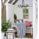 02 Januar, MO 11, DI 12, MI 13, DO 14, FR 15, SA 16, SO 17. Winterliche Gartenlaube mit Kerzen, Decke und Kissen.