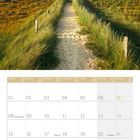 Kalenderblatt für März 2027, mit Wochen- und Feiertagen. Foto von einem sandigen Weg durch grasige Dünen unter blauem Himmel.