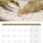 Kalender für März 2027. Oben: Dünen und Meer unter blauem Himmel. Unten: Kalender mit Feiertagen.