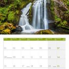 Kalenderblatt März 2027, schöner Wasserfall in grüner Waldlandschaft mit Sonnenstrahlen durch Bäume. Feiertage markiert.