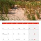 03 2027. Kalenderansicht März. Oben ein rot-weißer Leuchtturm zwischen Dünen und blauem Himmel.