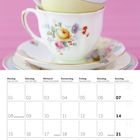 März 2027; Montag bis Sonntag; St. Patrick’s Day am 17.; Frühlingsanfang am 20.; dekorativer Geschirrstapel mit rosa Blüten.