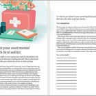 "Create your own mental health first aid kit." Illustration: rosa Erste-Hilfe-Set, Blumen, Flaschen und Notizbuch.