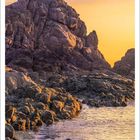 Leuchtturm von La Corbière vor Felsen und Meer. Monatskalender mit März-Daten darunter.