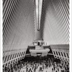 Neuer Bahnhof World Trade Center von Santiago Calatrava. Kalenderblatt für März, Menschen im futuristischen Gebäude.