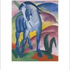 März. Ein blaues Pferd in einer farbigen Landschaft, mit lebhaften Hintergrundfarben in einer Illustration.