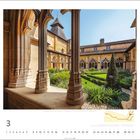Märzkalender mit Bild eines mittelalterlichen Klosters. Spitzbögen, gepflegter Garten, perfekter blauer Himmel.