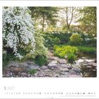 Text: "März 2027" und darunter sind die Tage von 1 bis 31 aufgelistet. Ein Garten mit Teich, Steinen und blühenden Büschen.