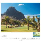 März, Kalenderformat. Golfplatz mit Palmen und Berg im Hintergrund, grüner Rasen, blauer Himmel, kleiner Kartenausschnitt.