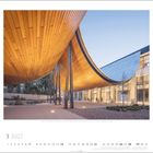 3 2027. Architektonisches Gebäude mit geschwungener Holzdecke und Glasfassade. Kalenderdaten unten.