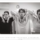 3. 1 Internationaler Frauentag, 20. Frühlingsanfang. Drei Menschen tanzen, Arme erhoben, konzentrierte Gesichter.