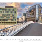 Kronprinzenbrücke | Berlin-Mitte. Moderne Architektur mit Brücke im Vordergrund, die in eine urbane Szenerie übergeht.