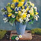 Kalenderblatt für März 2027, Blumenstrauß mit gelben, weißen und blauen Blüten in einer blauen Vase.