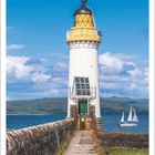 März 2027, Leuchtturm Rubha nan Gall, Tobermory, Isle of Mull. Kalenderseite mit Leuchtturm und Segelboot.