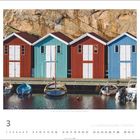 Nummer 3, Smögen, Västra Götalands län. Holzboote vor bunten, am Wasser gelegenen Schuppen.