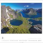 "Blick vom Reinebringen (448 m) auf Reine, Moskenesøya, Lofoten" — Zeigt malerische Fjorde, Berge und ein Dorf.