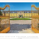 Herrenhäuser Gärten, Hannover, Niedersachsen. Goldene Tore vor einem gelben, eleganten Gebäude. Kalenderfläche unten.