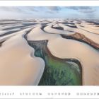 Kalenderblatt mit Zahlen 1 bis 31 unten, großer Sanddünenlandschaft, teils bewölkter Himmel.