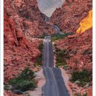 Kalenderseite März 2023. Straßenweg durch rote Felsen im Valley of Fire Park, Nevada, unter klarem Himmel.