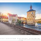 Altes Rathaus an der Regnitz, Bamberg, Oberfranken. Brücke mit Fachwerkgebäude, umgeben von malerischen Häusern und Wasser.