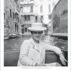 Romy Schneider, Schauspielerin bekannt aus "Sissi", in einem Boot auf einem venetianischen Kanal, elegant gekleidet.