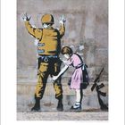 Illustration: Ein Kind in rosa Kleid durchsucht einen Soldaten, der an einer Wand steht. Darunter ein Kalender mit Zahlen.