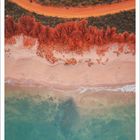 Text: "März", Kalendertage von 1 bis 31. Küste mit rotem Sand, grünem Wasser, Vegetation, und einer orangen Straße.