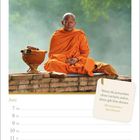 Kalenderseite für Juni mit Spruch: „Wenn du jemanden ohne Lächeln siehst, dann gib ihm deines.“ Ein Mönch meditiert.