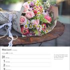 Mai/Juni Kalender: 31. Mai - 6. Juni. Spruch: "Ein wenig Duft bleibt immer [...] Rosen schenken." Strauß aus Rosen und Gänseblümchen.