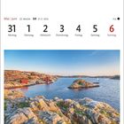 Mai | Juni, 22. Woche, 21.5.–20.6. Küste bei Skärhamn auf Tjörn, Bohuslän. Felsen, Wasser, kleine rote Häuser, Segelboot.