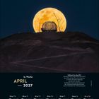 APRIL 2027. Vollmond über Teleskopkonstruktion. Kalender mit Mondphasen. Struktur vor großem, leuchtendem Mond.