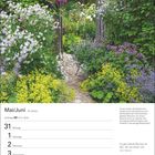 "Mai/Juni. 22. Woche. Zwillingsymbol. Es gibt überall Blumen..." Ein idyllischer Gartenweg voller bunter Blumen.