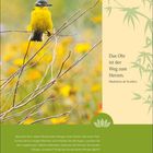 Zitat: „Das Ohr ist der Weg zum Herzen.“ Gelber Vogel auf Zweig in Blumenfeld, zarte grüne Pflanzenmuster.