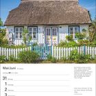 Mai/Juni, Zitat von Charles Dickens. Oben ein Reetdachhaus mit weißen Wänden und bunter Tür hinter einem weißen Zaun.