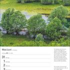 Mai/Juni. Beschreibung des Skadarsees, Größe, Jahreszeit, Naturvielfalt und Zitat von Karl Baldamus. Luftaufnahme von Bäumen.