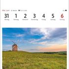 31. Mai bis 6. Juni. Moulin de Moidrey in Pontorson, Manche. Eine Windmühle auf einem grünen Hügel unter blauem Himmel.