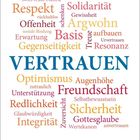 Illustration mit Worten wie Vertrauen, Respekt, Solidarität, und Freundschaft. Unten: März, Tage 1-7, Montag bis Sonntag.