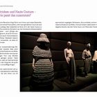 "Stricken und Haute Couture – wie passt das zusammen?" Mannequins in gestrickter Mode vor dunklem Hintergrund, elegante Posen.
